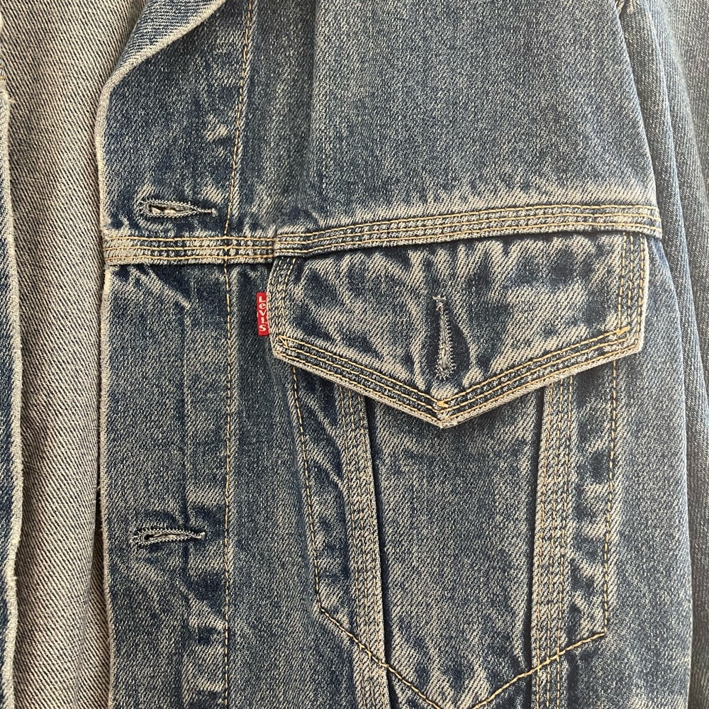 Levi’s Vintage denim jacket. Cream collar with buttons and two pockets.